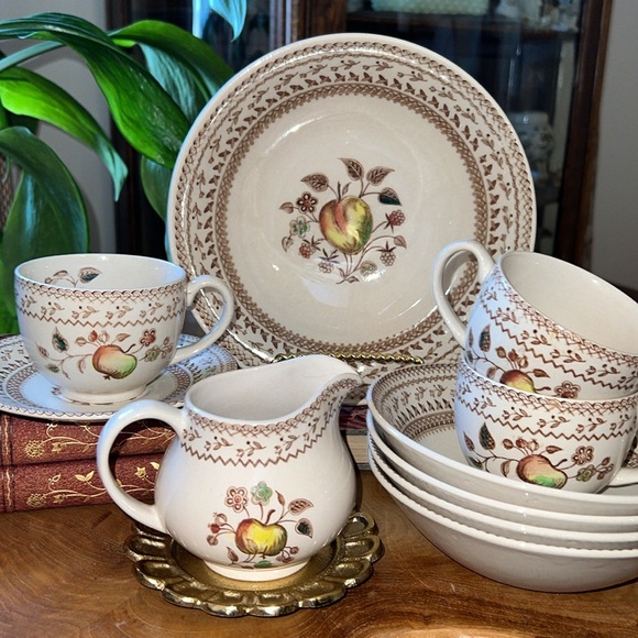 VTG 10 Piece Johnson Bros Fruit Sampler Serving Bowl Set, Creamer, Cups + Saucer - Picture 8 of 8
